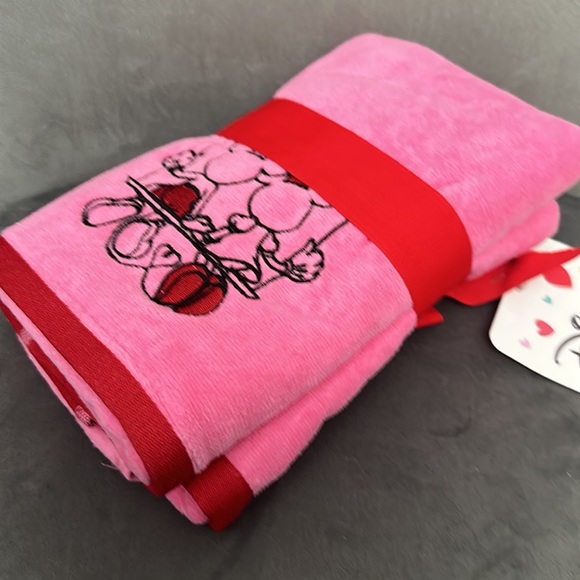 Mickey and Minnie Mouse Valentines hand towel set of 2 - Picture 4 of 4